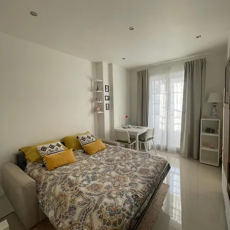 Bright At Mimi's * Nice